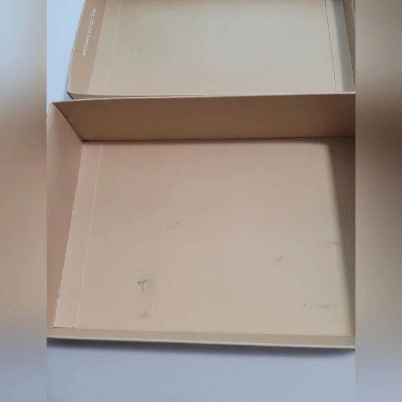 Michael Korrs Empty Box - Picture 6 of 7